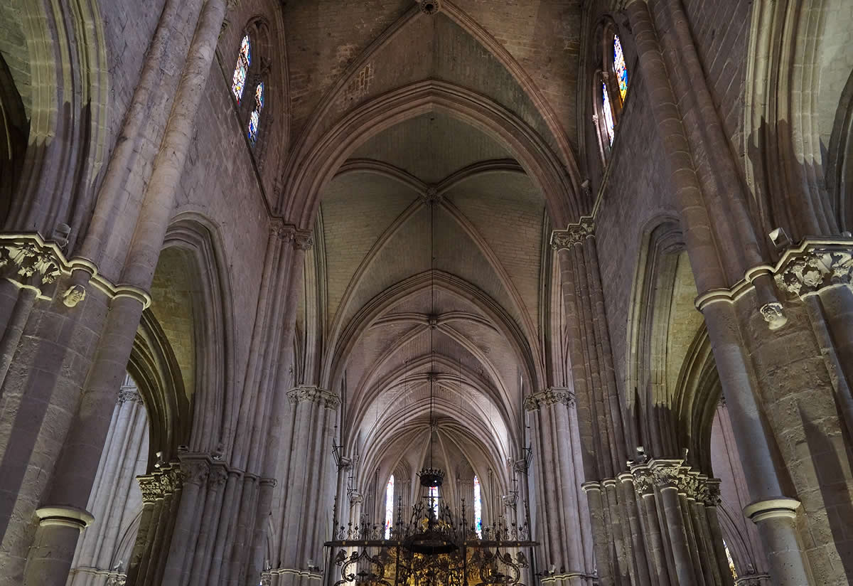 Interior de las tres naves de la catedral de El Burgo de Osma, Soria