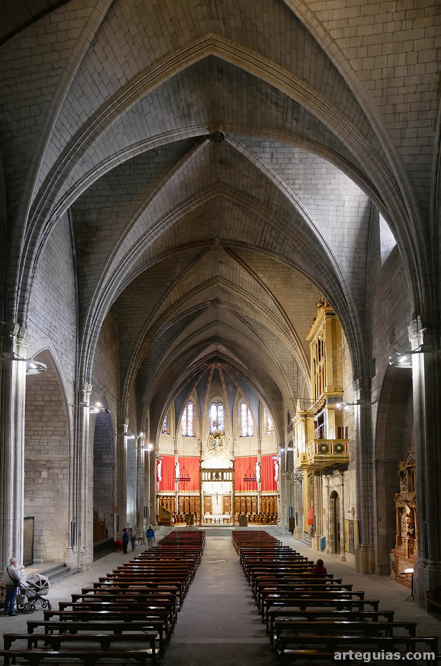 Enorme nave gótica de la catedral