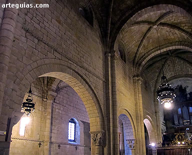 Arcos formeros. Interior de la colegiata de Santillana del Mar