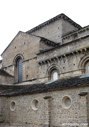 Costado norte de la Catedral de Jaca, vista desde el claustro