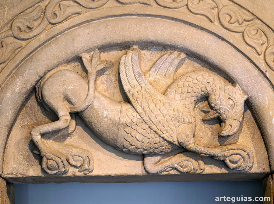 Museo Diocesano de Solsona: tímpano de una puerta