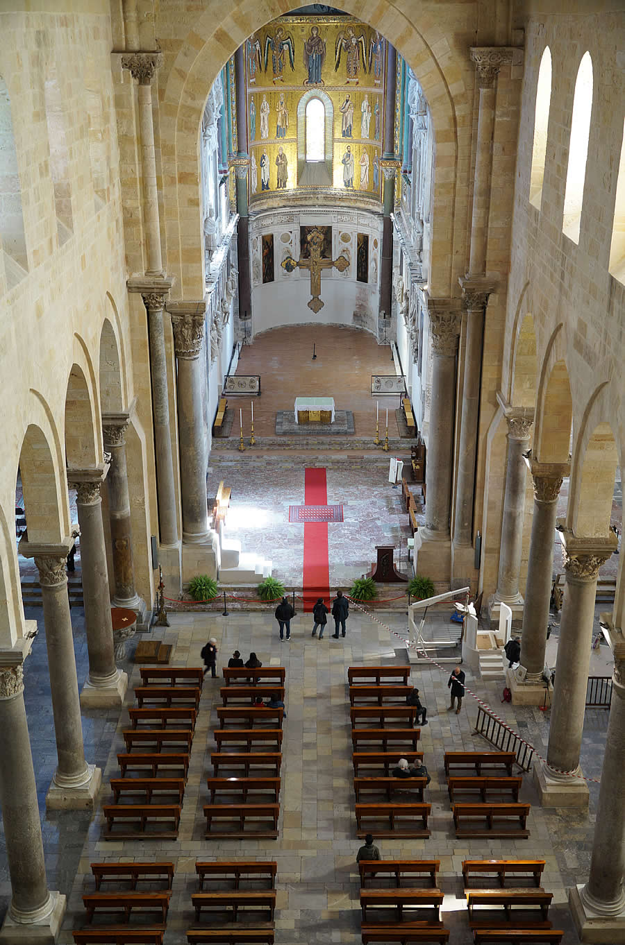 Interior de la nave central de la catedral desde la tribuna occidental
