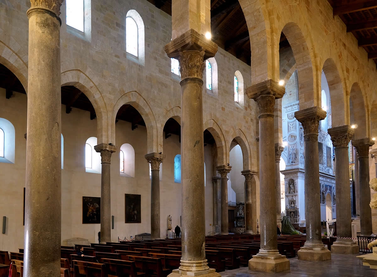 Naves con arquerías de arcos apuntados sobre columnas