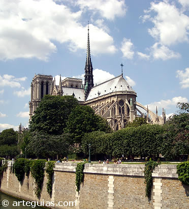 Catedral de Notre Dame de Par&iacute;s, desde el r&iacute;o Sena