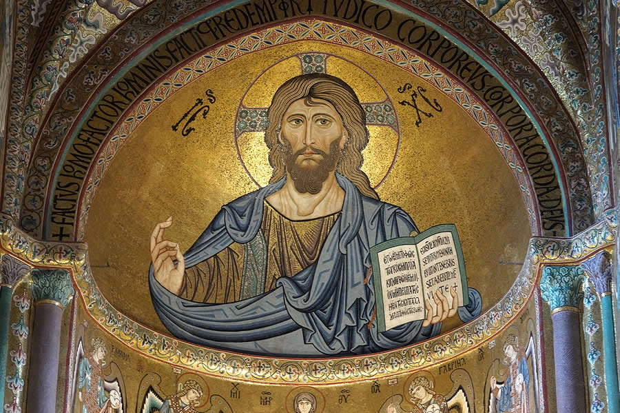 Cristo Pantocrator en un mosaico de estética e iconografía bizantinas