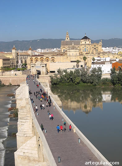 Puente romano sobre el Guadalquivir y, al fondo, la catedral