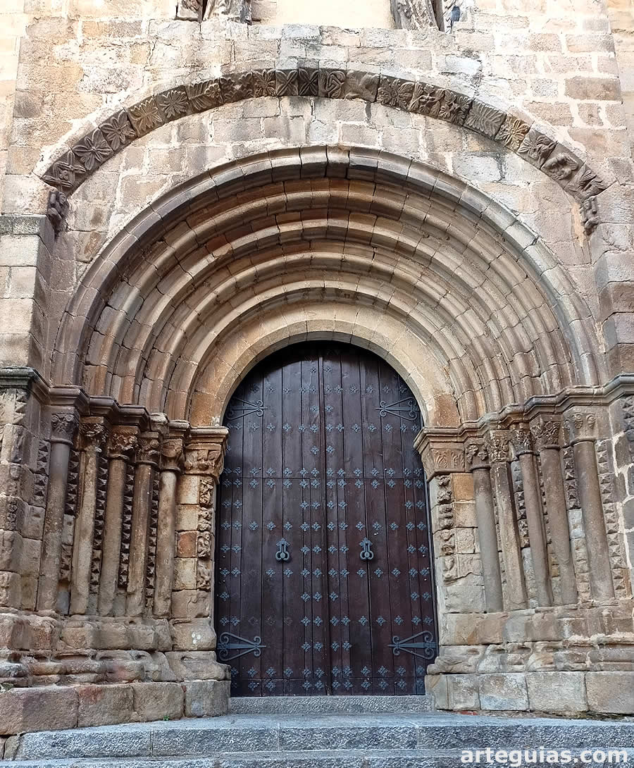 Puerta tardorrománica de la Catedral Vieja