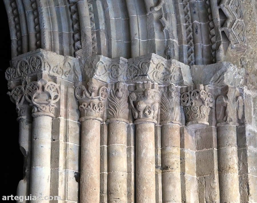 Detalle de la portada del claustro románico de la Catedral de Solsona