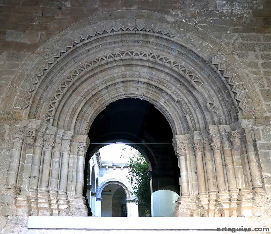 Puerta del claustro de la catedral de Solsona