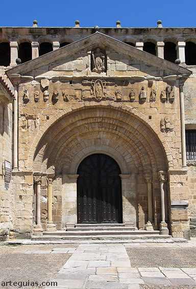 Puerta principal de la colegiata