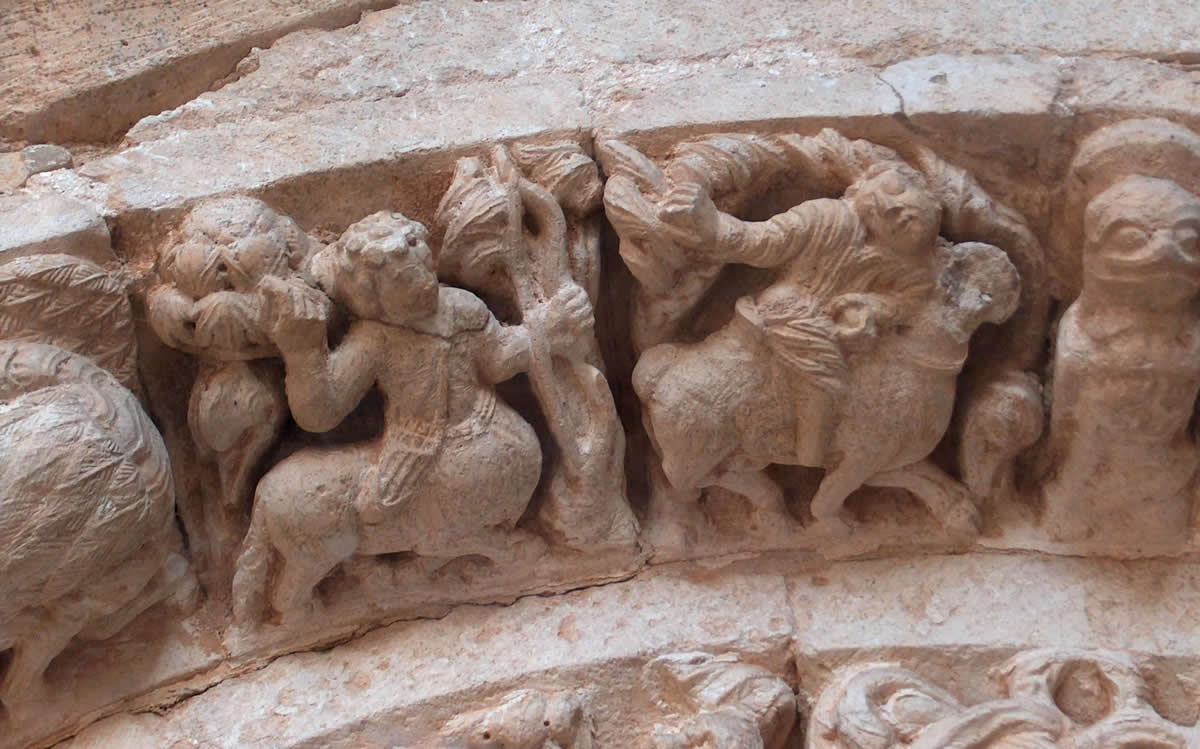 Relieve de estilo románico silense en una arquivolta de la sala capitular