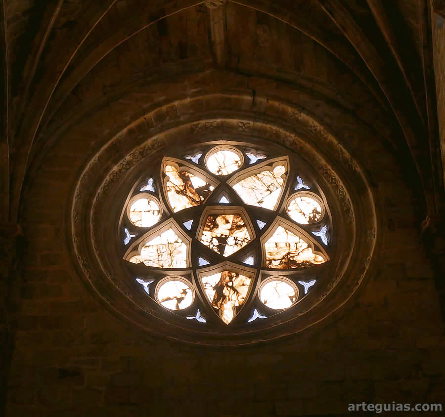Rosetón de la fachada de la Catedral Vieja de Plasencia