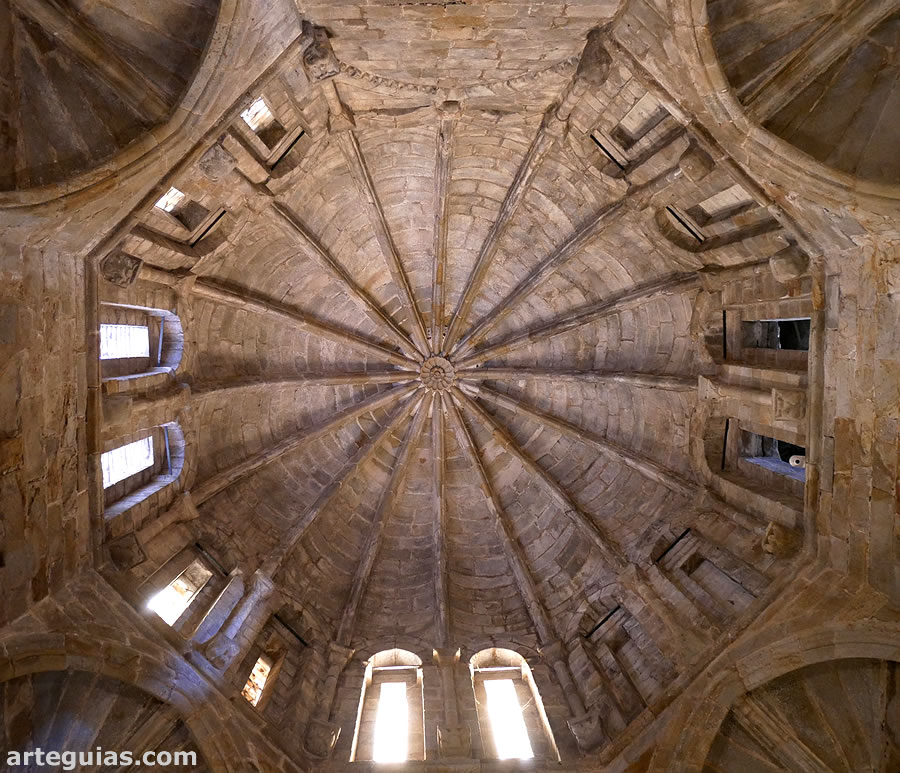 Cúpula gallonada de la antigua sala capitular de la Catedral Vieja