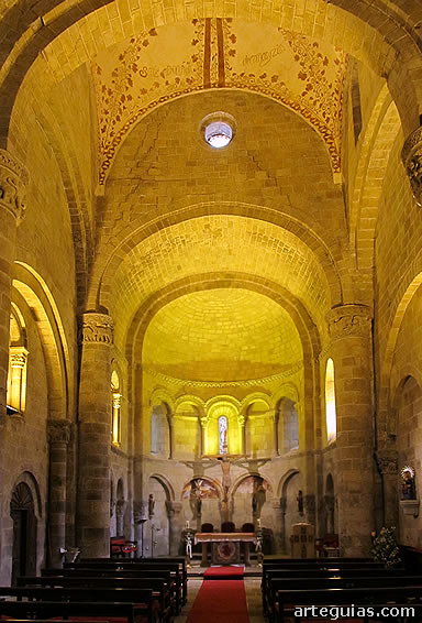 Interior de la colegiata de San Mart&iacute;n de Elines
