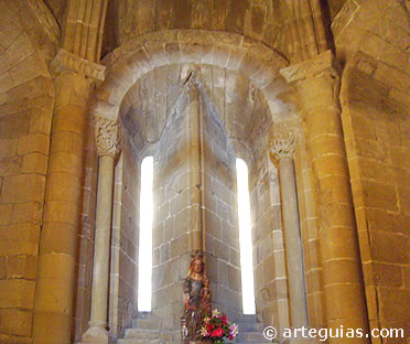 Curioso ventanal de la absidiola central