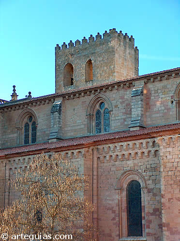 Naves y campanario de la catedral