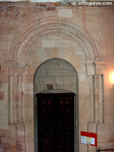 Puerta rom&aacute;nica