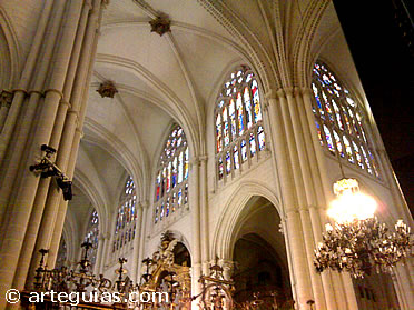 Nave principal y transepto de la catedral primada