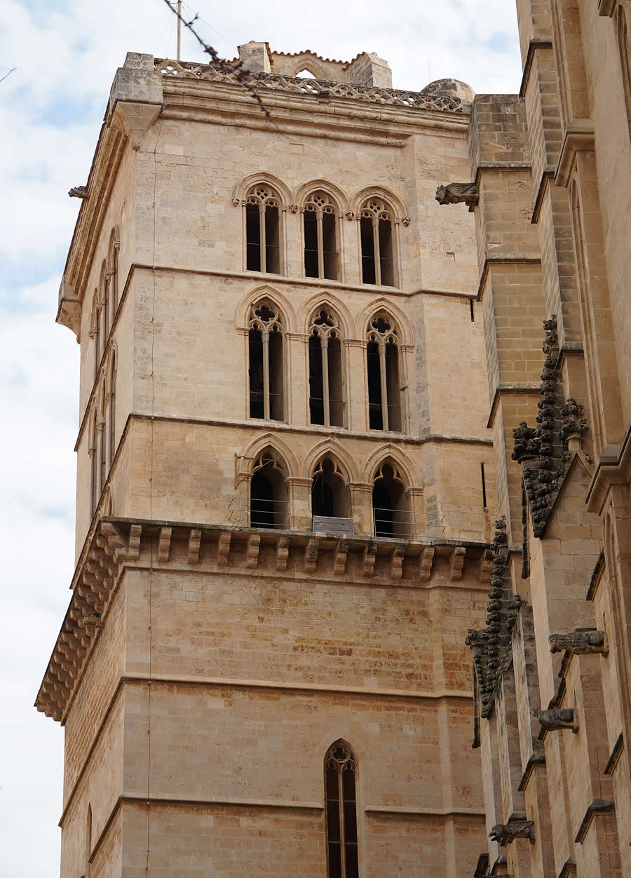Torre campanario gótico de la catedral