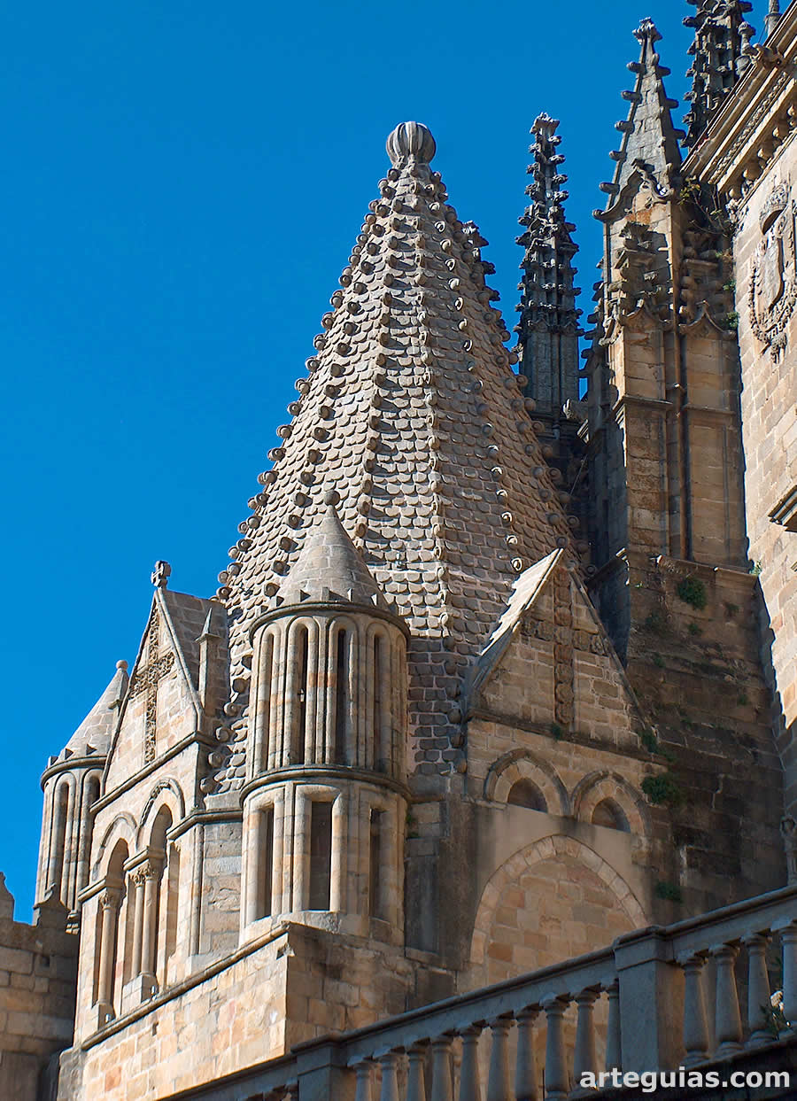 Exterior de la cubierta de la sala capitular conocida como Torre del Melón