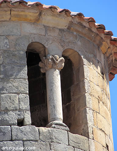 Tronera de la torre cil&iacute;ndrica