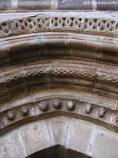 Puerta de la iglesia de Villacantid: arquivoltas