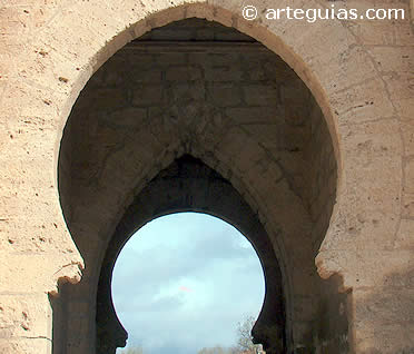 Juego de arcos de distinto trazado en la Puerta de Toledo de la muralla de Ciudad Real