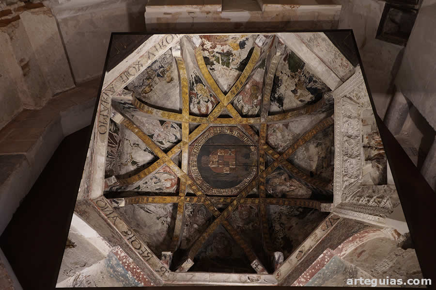 Espejo en el que se ve reflejada la cúpula de la Capilla de Belén