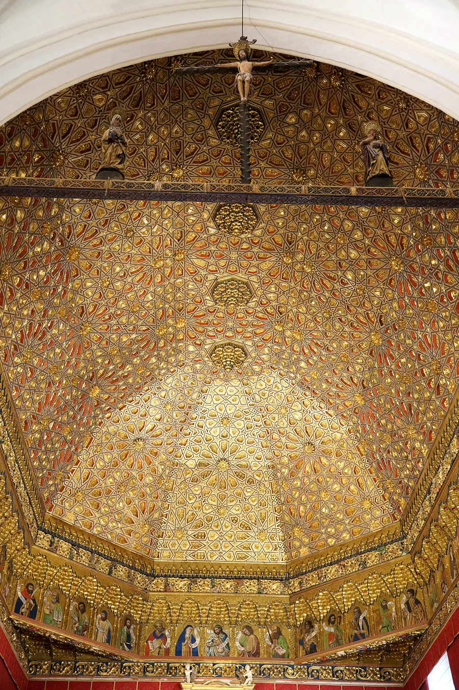 La Capilla Mayor de la iglesia mon&aacute;stica es un espectacular artesonado mud&eacute;jar