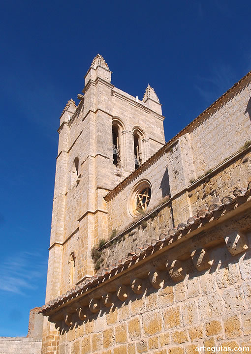 Exterior y campanario de la iglesia de San Juan de Castrojeriz