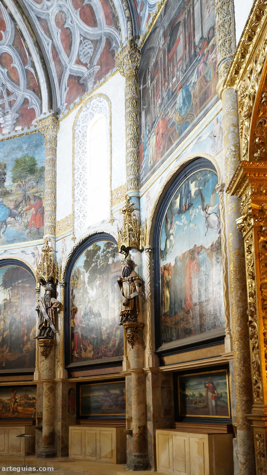 Decoraci&oacute;n actual de los muros interiores de la Charola