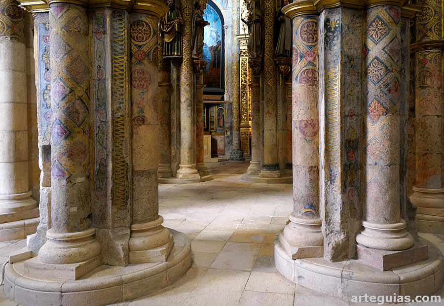 Pilares con columnas que conforman el oct&oacute;gono de la Charola