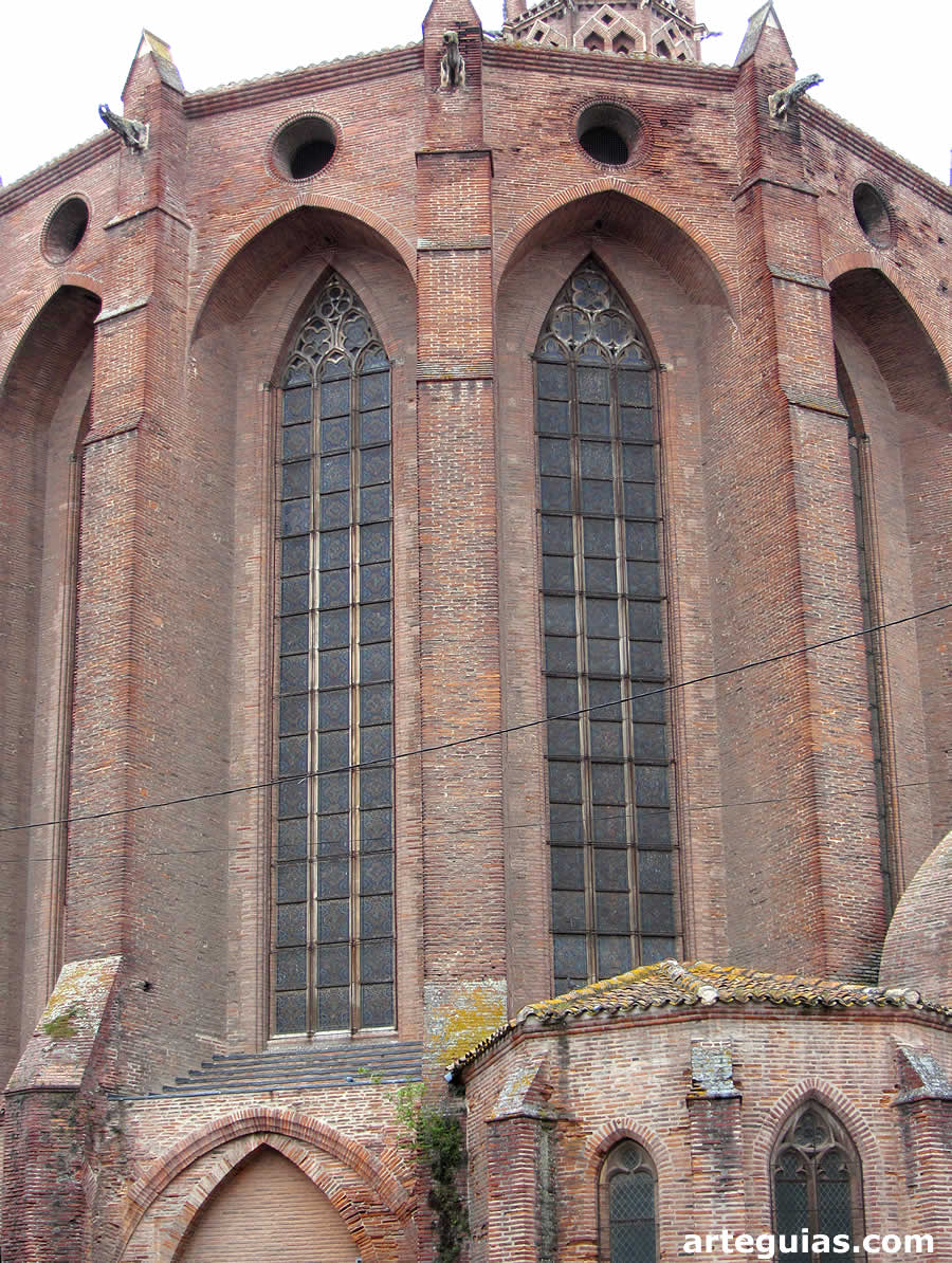 La iglesia conventual está construida con ladrillos rosados