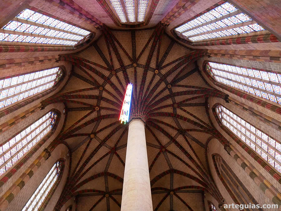 Palmera formada por la última columna que recoge los nervios de las bóvedas de crucería