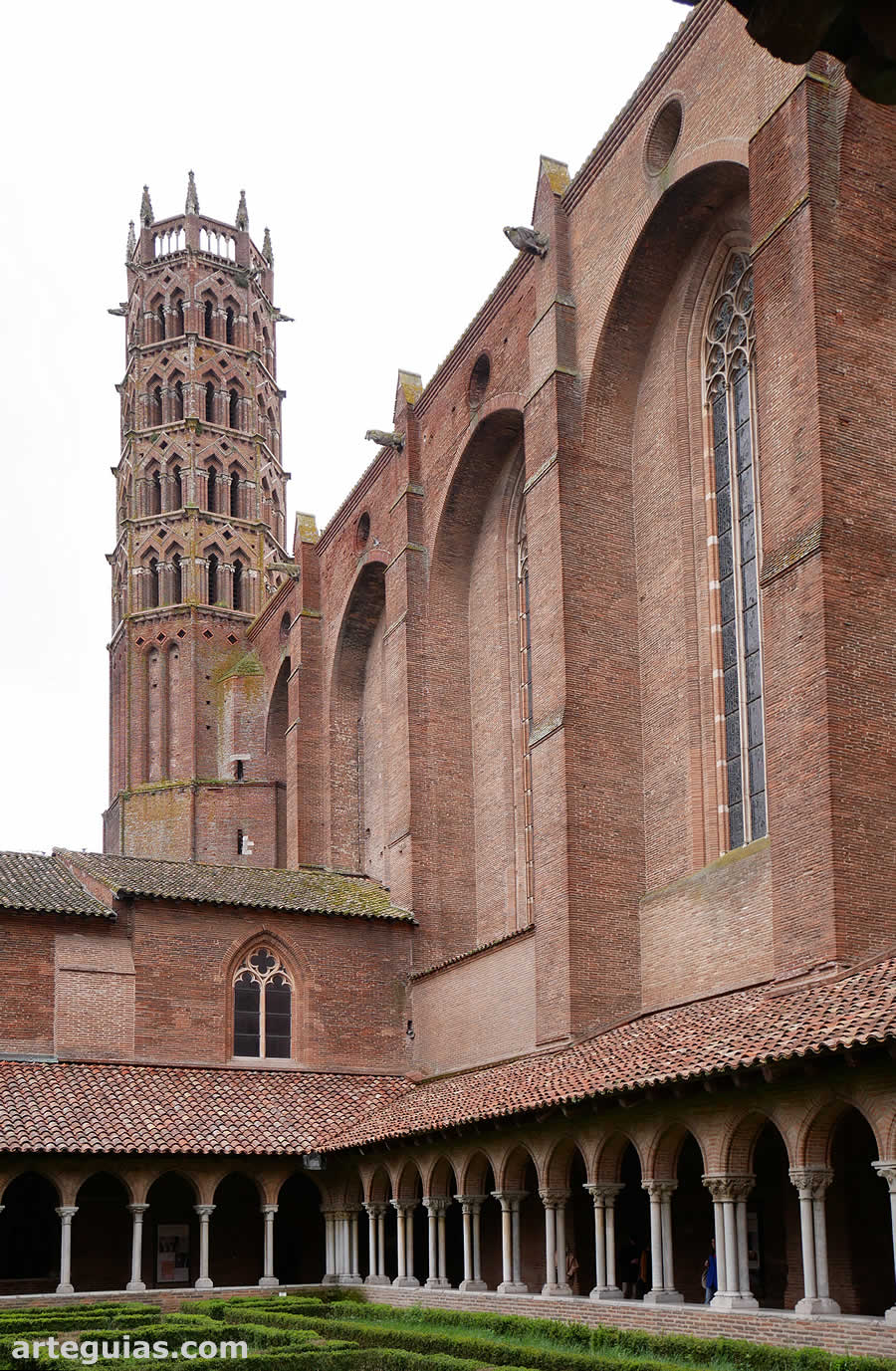 Claustro de los Jacobinos y, al fondo. el campanario