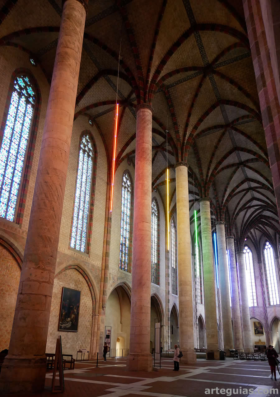 Imponente verticalidad de la iglesia de los Jacobinos