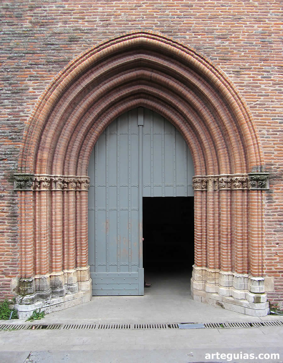 Puerta sur de la iglesia del Convento de los Jacobinos de Toulouse, Francia