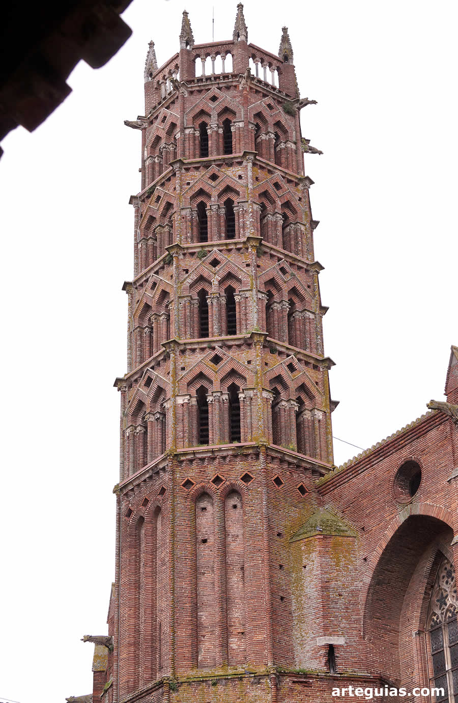 Espectacular torre-campanario con arcos en mitra