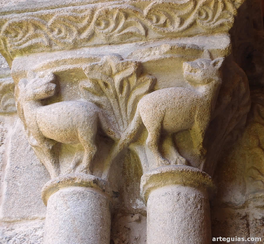 Capitel con dos animales rodeando un &aacute;rbol