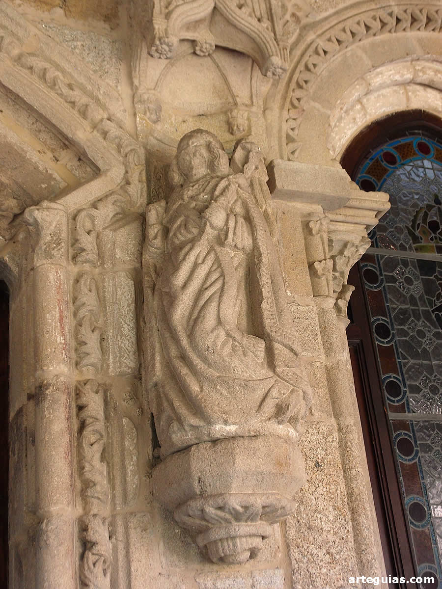 Arc&aacute;ngel San Gabriel en la puerta de la Capilla de los Sandoval, Ourense