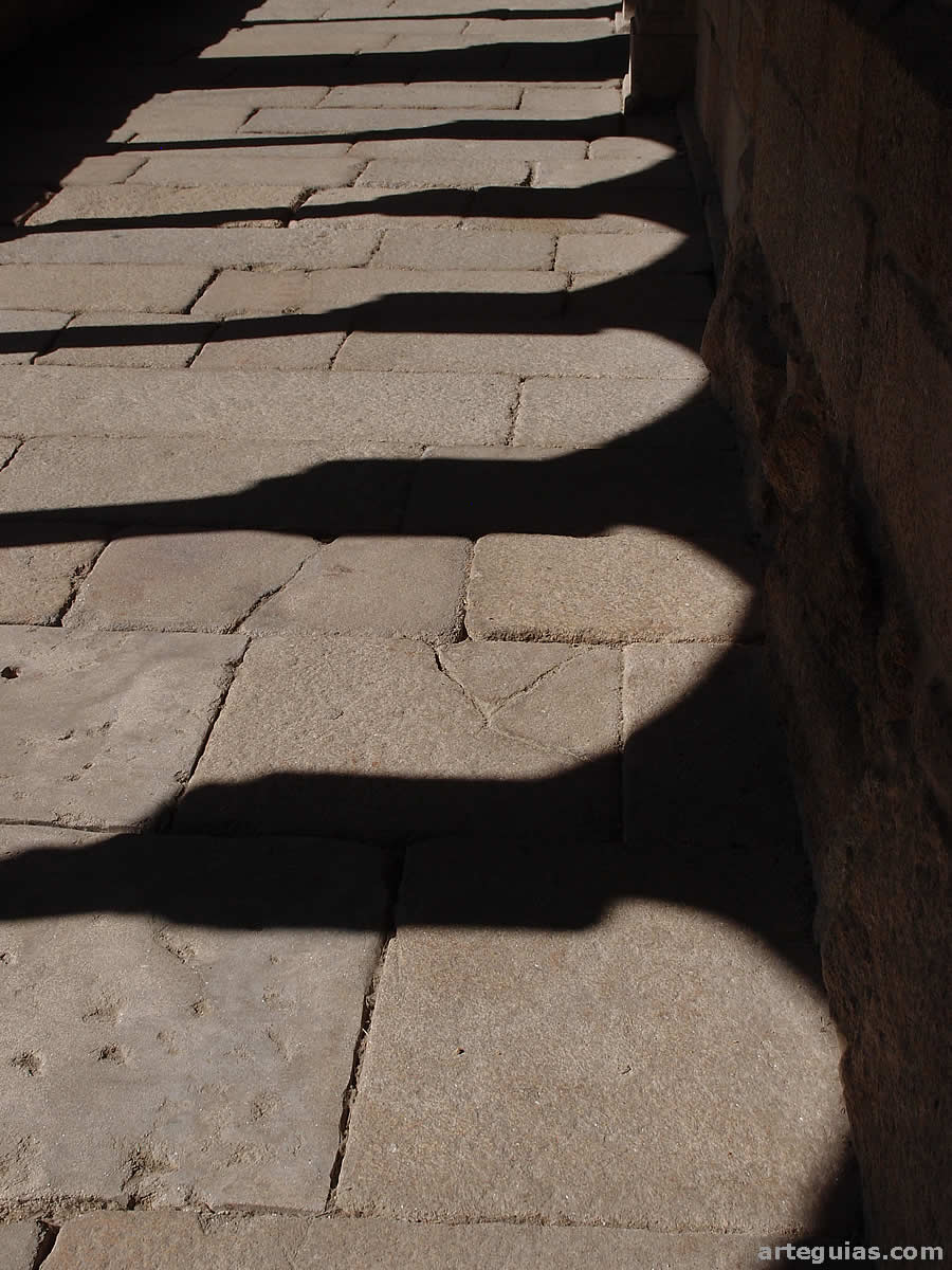 Convento de San Francisco de Ourense: sombras en el suelo de una de la pandas