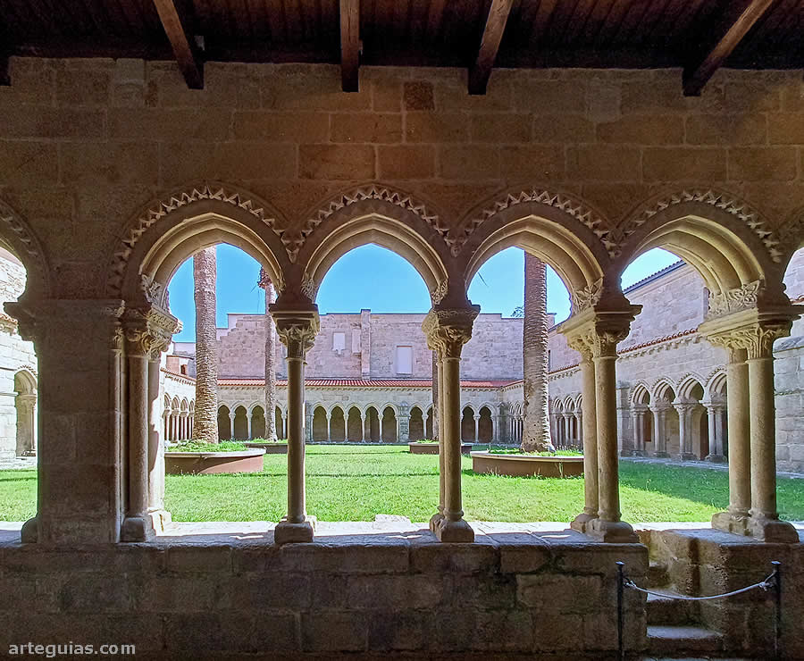 Aspecto de una de las arquer&iacute;as del claustro de San Francisco