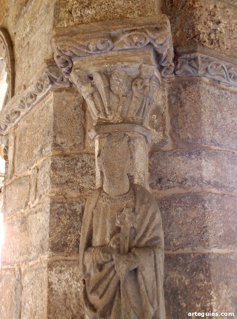 Estatua columna con San Pedro y un capitel con el pasaje de la Anunciaci&oacute;n
