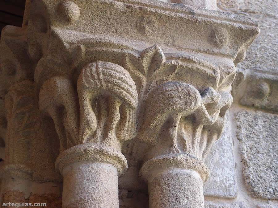Capitel doble con aves