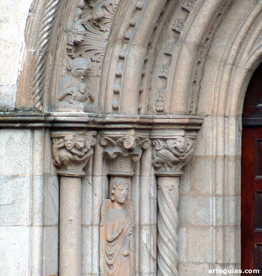 Detalle de la puerta occidental de la iglesia conventual
