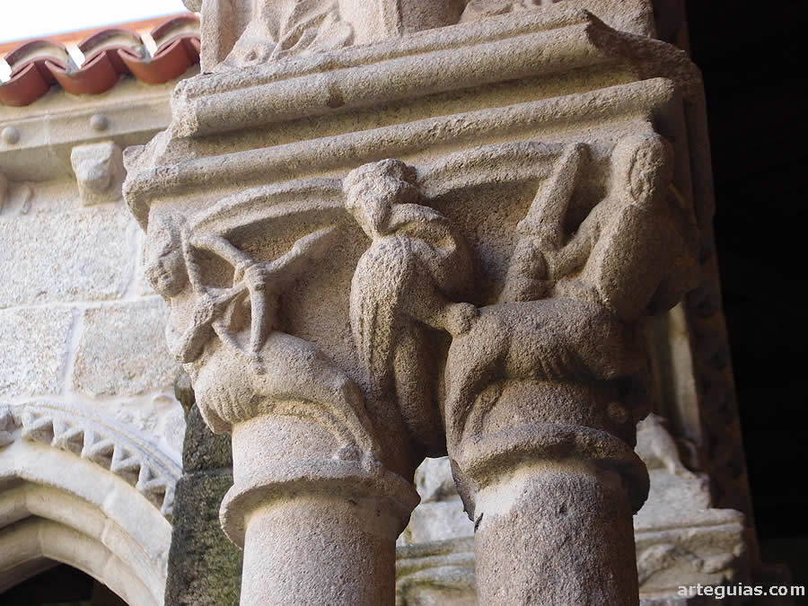 Capitel con centauros y una arp&iacute;a en el El claustro del convento de San Francisco de Ourense