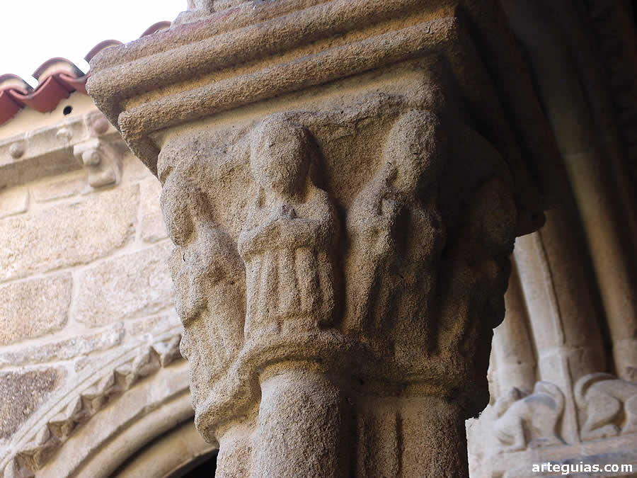 Capitel con figuras humanas en uno de los capiteles del claustro