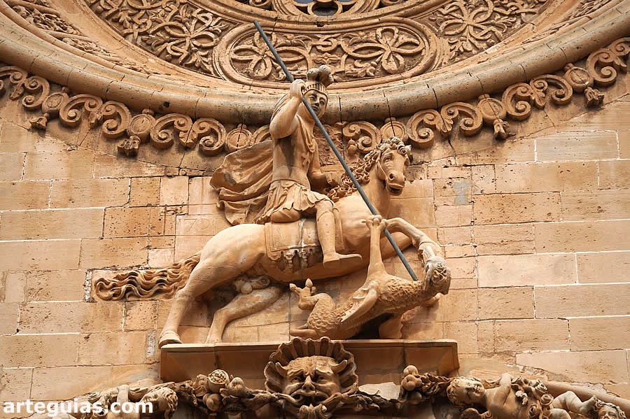 Estatua ecuestre de San Jorge alanceando al dragón