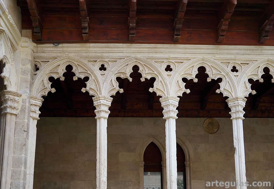 Arcos con intradós angrelados