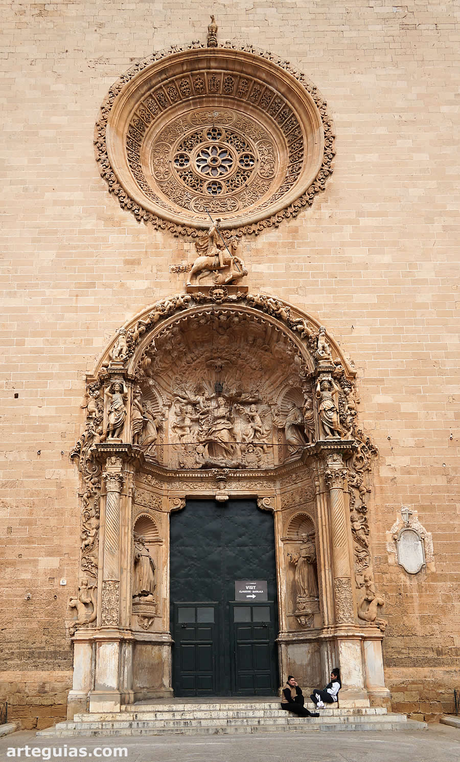 Monumental fachada barroca que reemplazó a la original